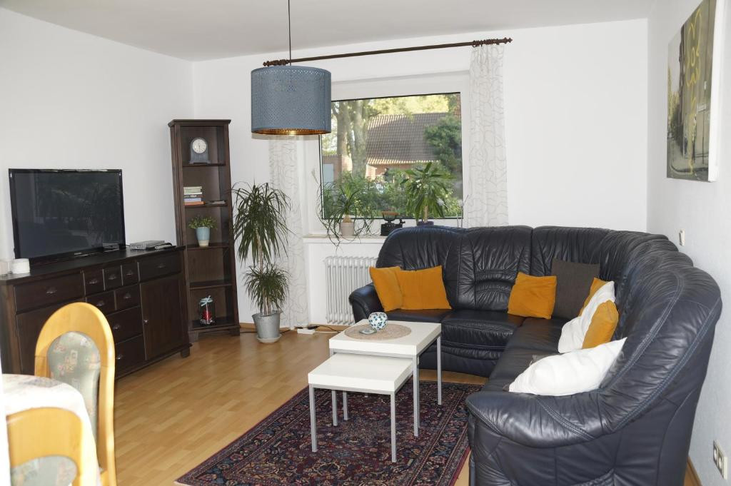 Wohnzimmer mit gemütlichem Sofa