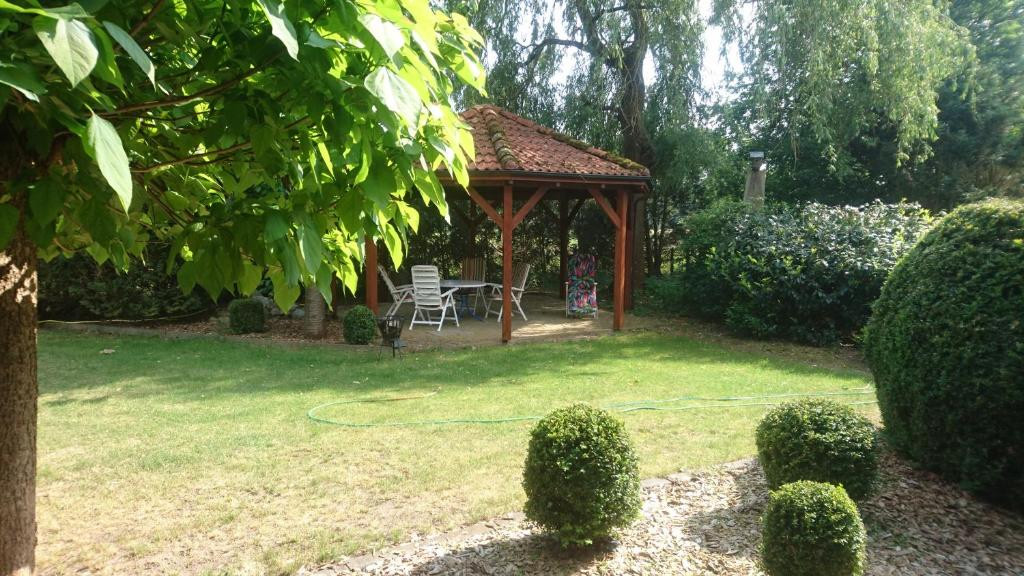 Garten mit Pavillon und Sitzecke