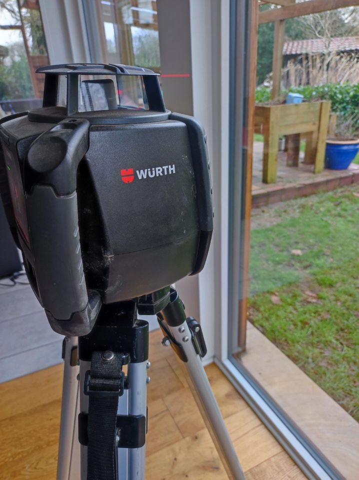 Rotationslaser Würth mit Schutzhaube auf Stativ