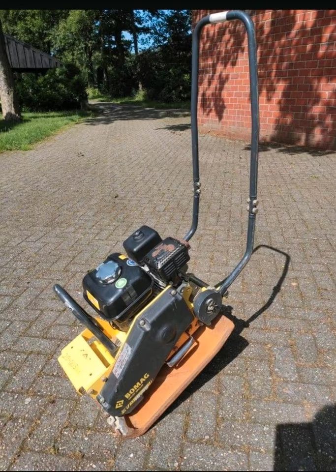 Rüttelplatte (BOMAG) zum Verdichten von Böden, Schotter und Pflaster